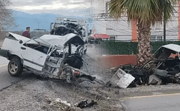 Hatay’da Feci Trafik Kazası: Tofaş Otomobil Ağaca Çarparak İkiye Bölündü