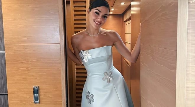 Hande Erçel Tekne Pozlarıyla Yaz Sezonuna Giriş Yaptı