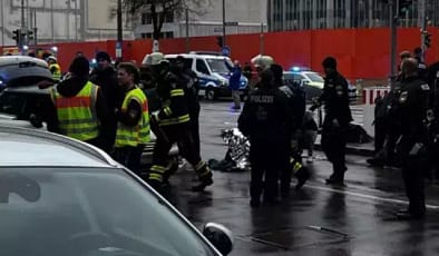 Almanya’da Araç Kalabalığının Arasına Daldı: 15’ten Fazla Yaralı