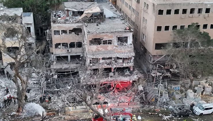 İsrail’de Şafak Vakti: İran Füze Saldırısının Ardından Enkazlar Gözler Önüne Serdi