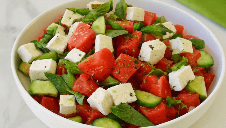 Peynirli Naneli Karpuz Salatası: Yazın Ferahlatıcı ve Sağlıklı Lezzeti